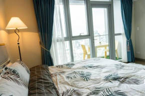 A2J Luxury 3BR Uptown Balcony BGC Suite Near Mall